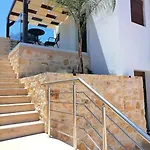 Vila Halepouri *